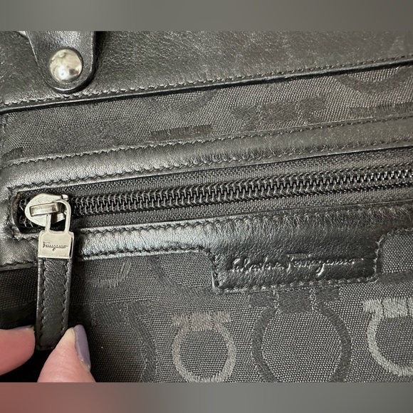 ❌SOLD🖤FIXER SPECIAL! Ferragamo Gancini Shoulder Bag-NEEDS STRAP REPAIR - Picture 4 of 14